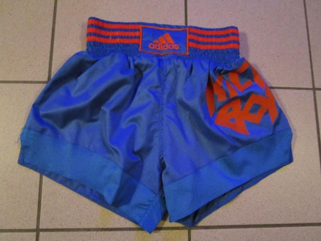 Short de kickboxing Adidas Thai Box short taille L - DÉSTOCK, Comme neuf, Taille L, Autres, Vêtements d'arts martiaux