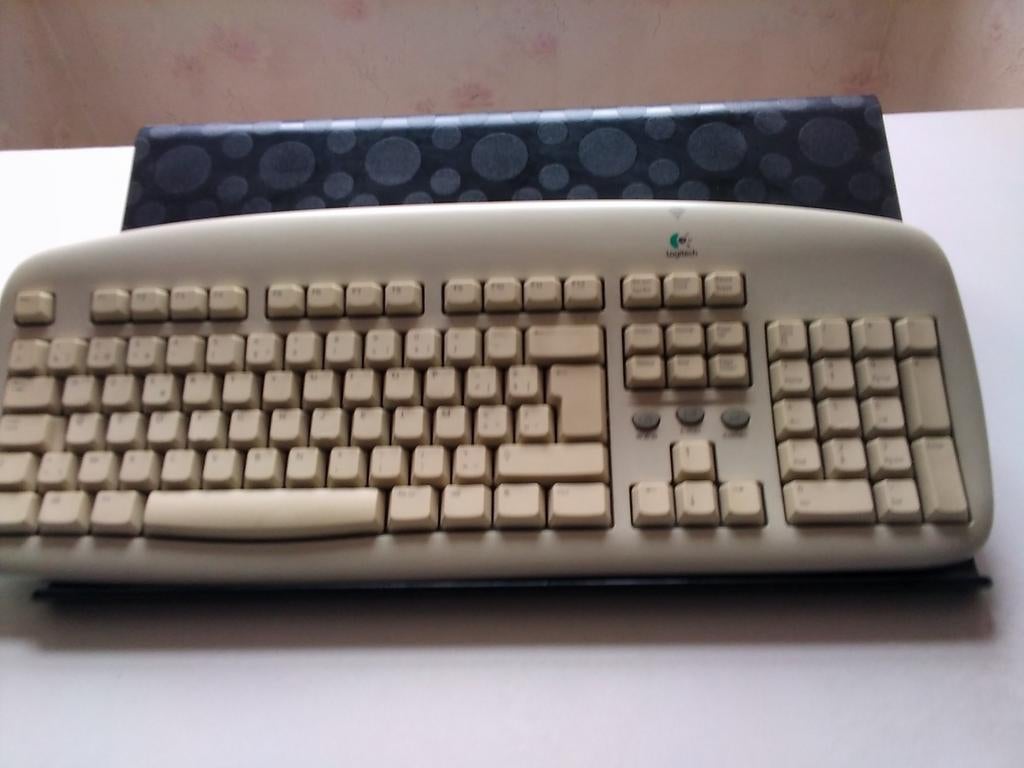 LOGITECH AZERTY TOETSENBORD MET VERHOOGD HULPSTUK, Ophalen, Azerty, Draadloos