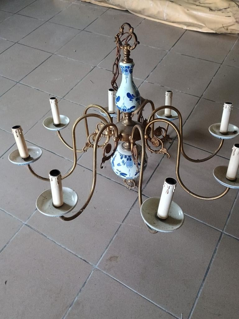 Magnifique lustre de Delft, Enlèvement