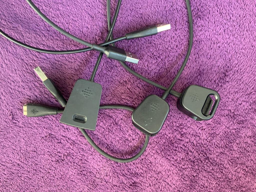Fitbit originele laadkabels, Bijoux, Sacs & Beauté, Montres de sport, Utilisé, Noir, Enlèvement ou Envoi