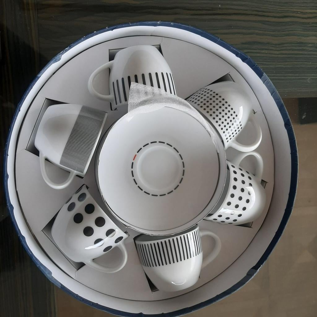 NIEUW in doos Excl Belgische porselein 6 koffietasjes + bord, Verzenden, Nieuw, Porselein, Overige stijlen