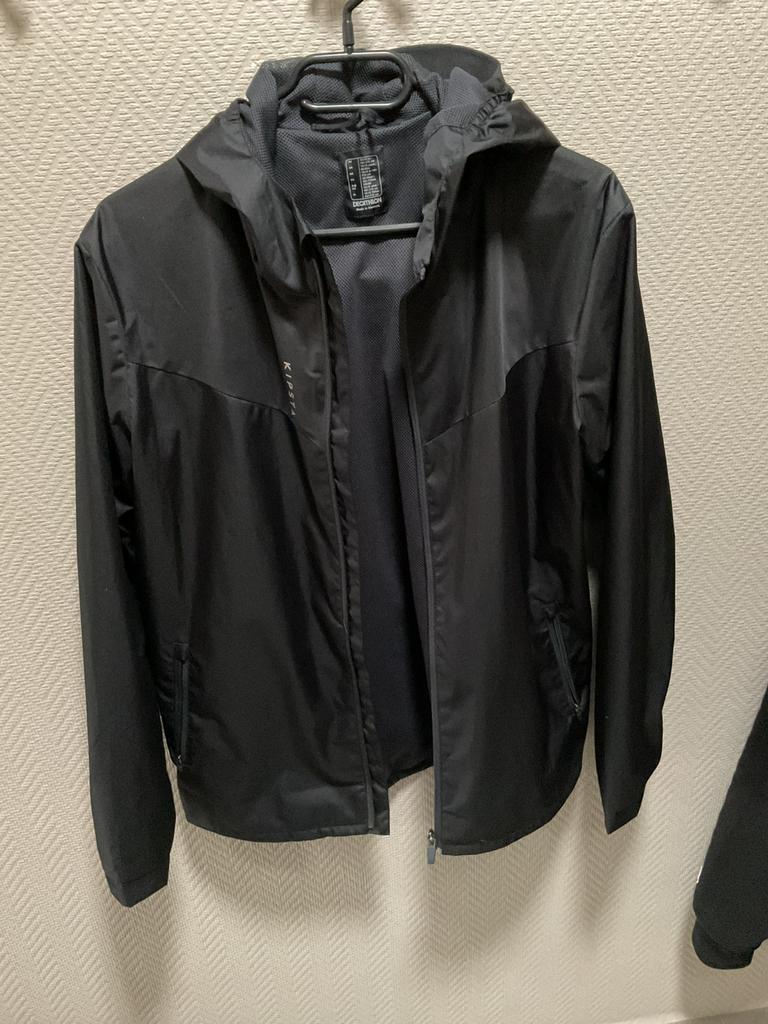 Zwart wind en regenvestje jongen, Enfants & Bébés, Vêtements enfant | Taille 170, Garçon ou Fille, Decathlon, Comme neuf, Enlèvement