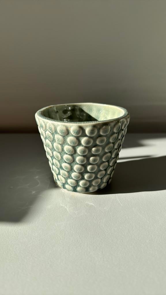 Klein bloempotje - mosgroen met reliëf, Ophalen, Zo goed als nieuw