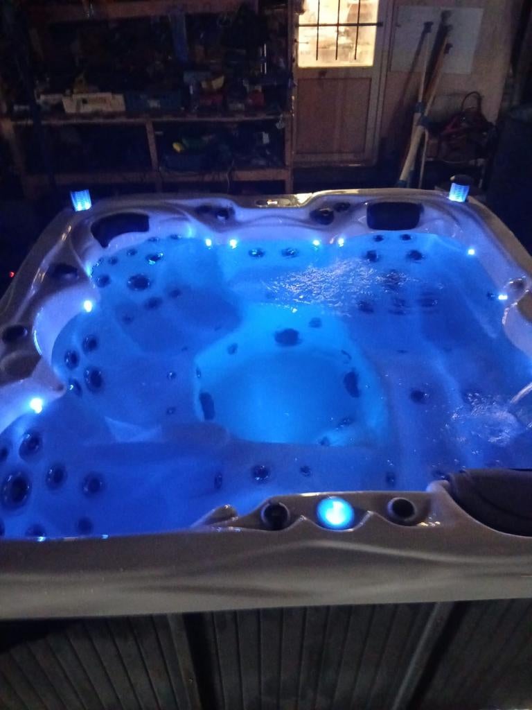 Jacuzzi  sauna gratis gelevrrd geplaatst, Ophalen of Verzenden