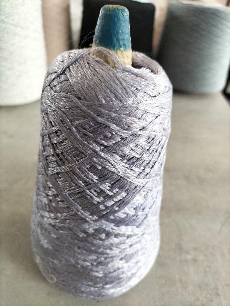 330 g glanzende wollen kegel nr. 12., Hobby en Vrije tijd, Breien en Haken, Ophalen of Verzenden