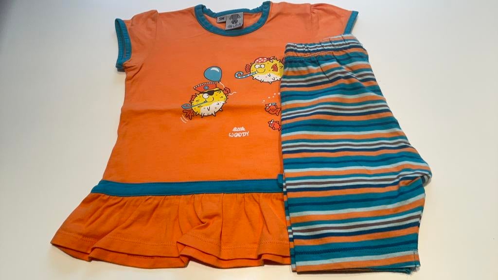 Prachtig setje woody slaapjurkje en broekje mt 9 md, Ophalen of Verzenden, Zo goed als nieuw, Meisje, Nacht- of Onderkleding