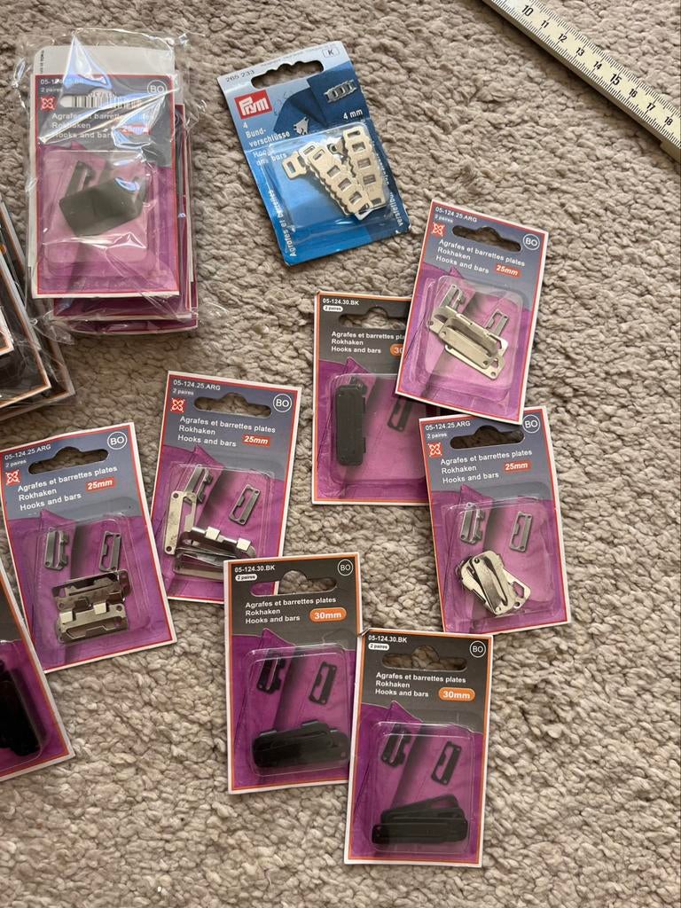 Mercerie couture lot agrafes attaches crochet argent noir, Enlèvement ou Envoi, Comme neuf