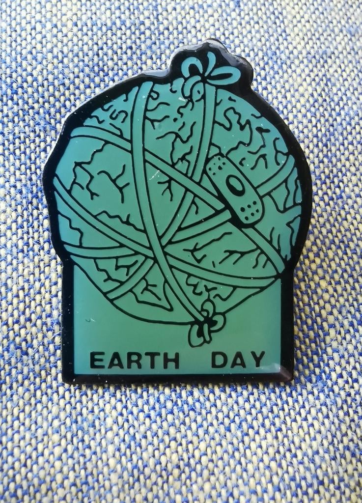 Pin Earth Day jaren ’90. Vintage., Verzamelen, Ophalen of Verzenden, Nieuw, Overige onderwerpen, Speldje of Pin