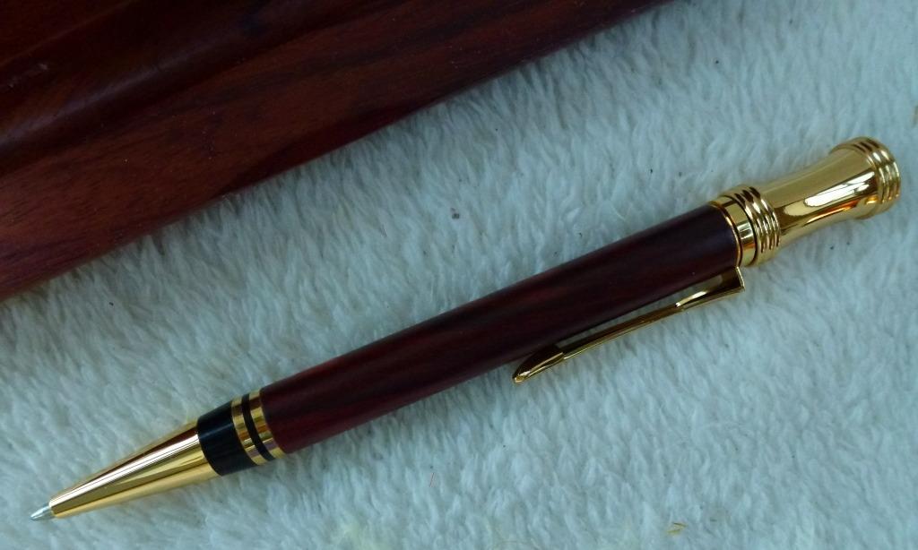 stylo à bille avec support en bois et boîte d'encre bleue, Neuf, Autres marques, Enlèvement ou Envoi, Avec boîte