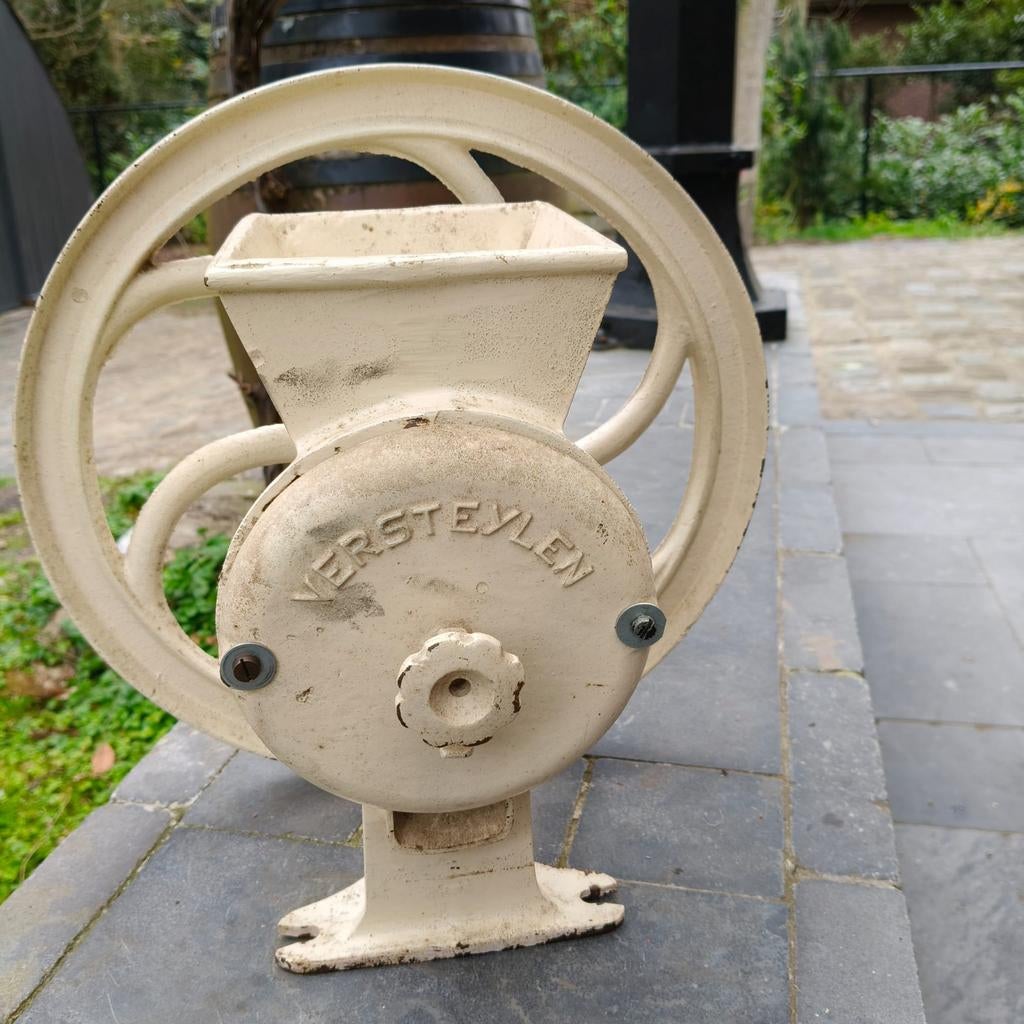 Antieke gietijzeren graanmolen, Ophalen of Verzenden