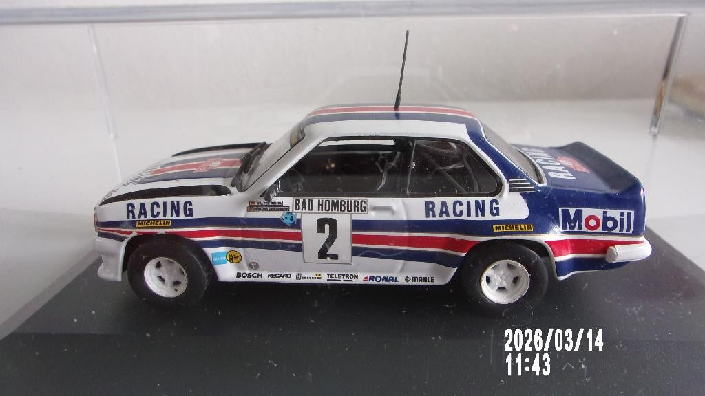 OPEL ASCONA 400 M-C 82 W.ROHRL. IXO 1/43 EXC.ETAT en VITRINE, Ophalen of Verzenden, Gebruikt, Auto, Overige merken