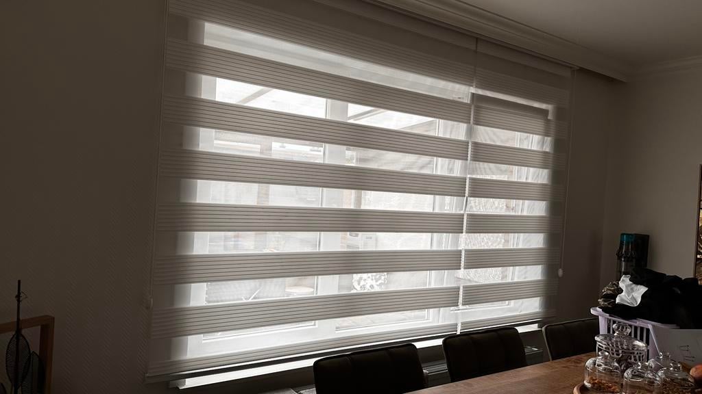 Rolgordijnen gebrokenwit maten staan op de fotos, Ophalen, Gebruikt, Crème