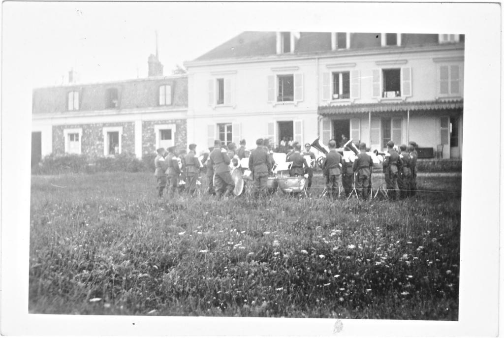 2 orig. foto's - Muziekkapel Wehrmacht in Frankrijk - WO2, Verzenden, Landmacht, Foto of Poster