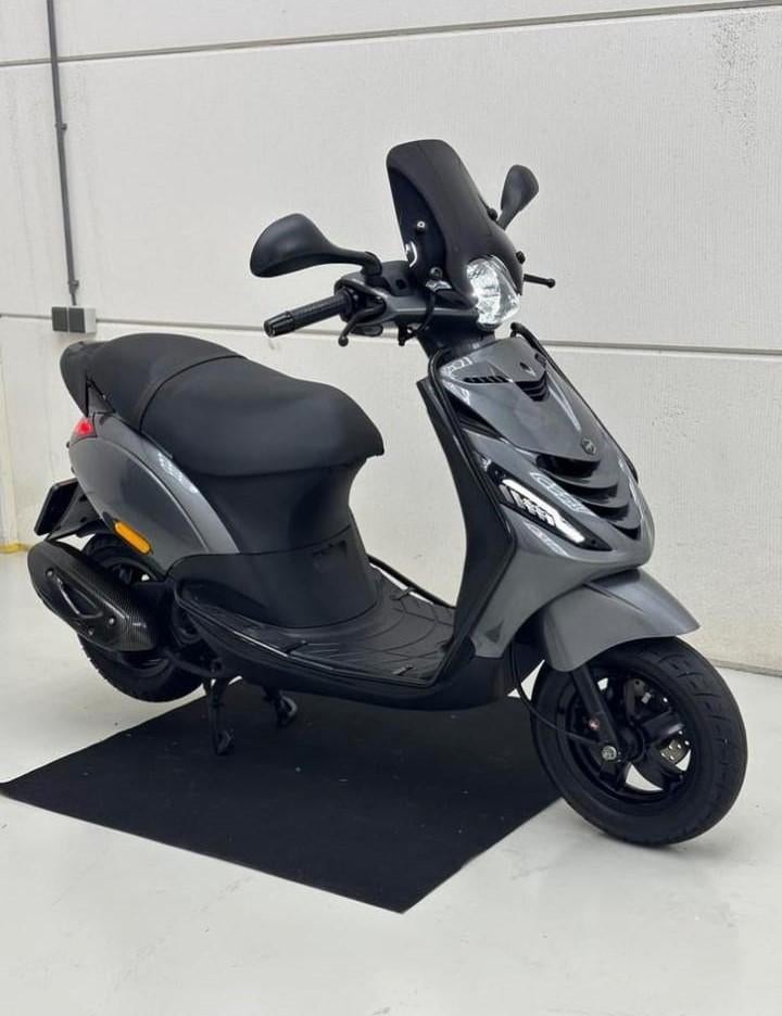 Piaggio Zip 4T I-Get 2020 Argaat Grijs FULL OPTION 45km, Fietsen en Brommers, Handleidingen en Instructieboekjes, Ophalen of Verzenden