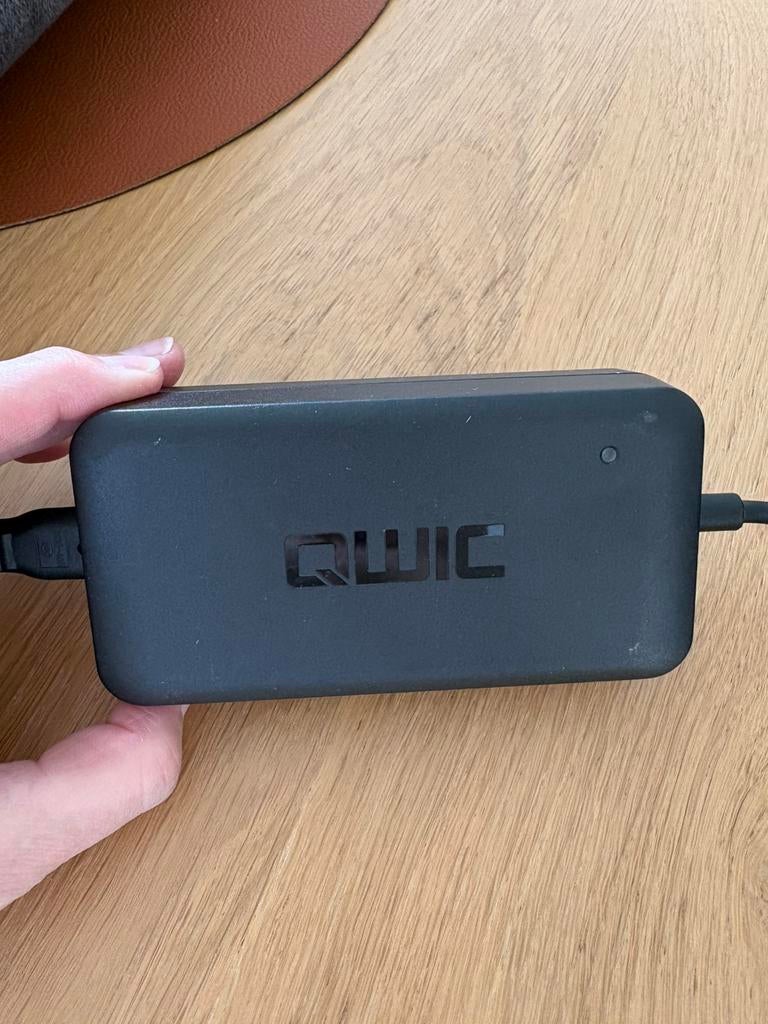 QWIC fietsaccu lader | 36V, Fietsen en Brommers, Ophalen of Verzenden, Zo goed als nieuw