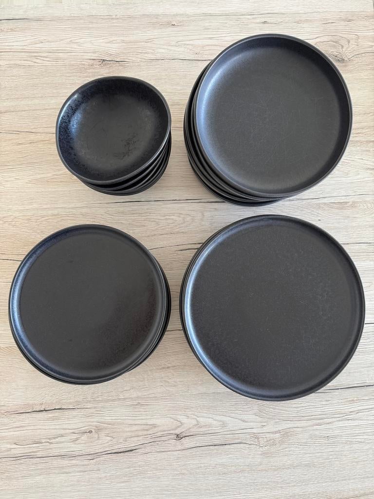 H&M Home - Zwarte serviesset 24-delig, Huis en Inrichting, Ophalen, Zo goed als nieuw, Keramiek, Compleet servies