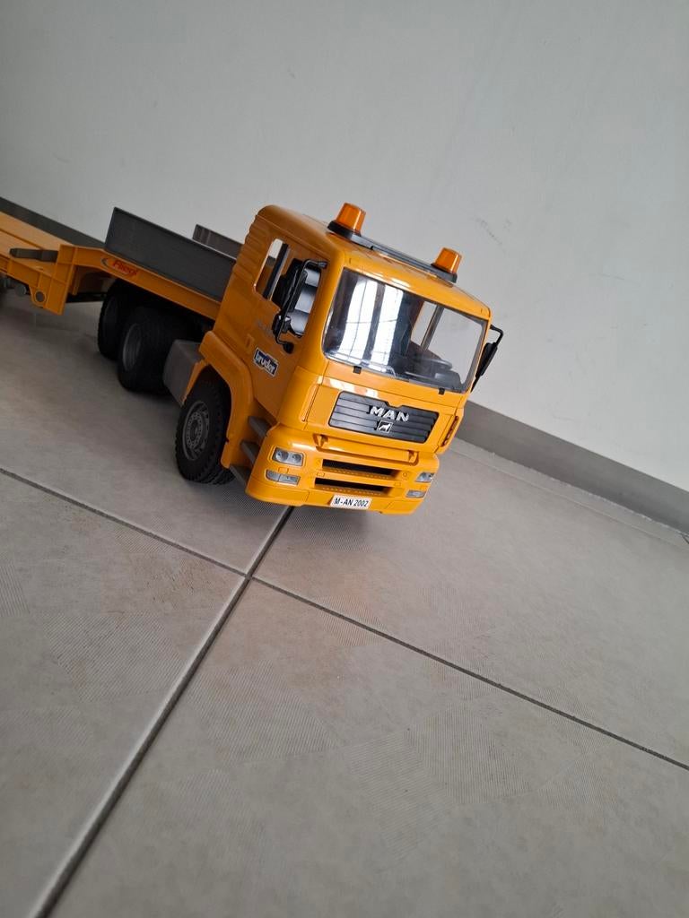 Bruder vrachtwagen met grond werk machines, Ophalen