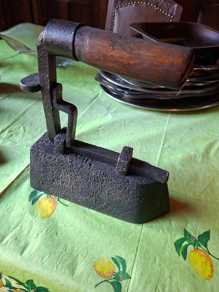 Fer à repasser très ancien en fonte, Ophalen