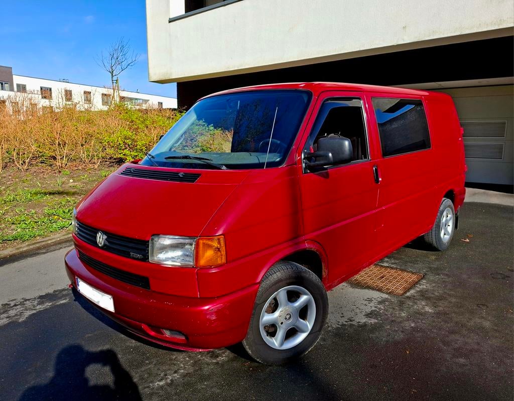Ancêtre VW Transporter T4 2.5 TDI 102 ch — Septembre, Autos, Rouge, 75 kW, Achat, Boîte manuelle