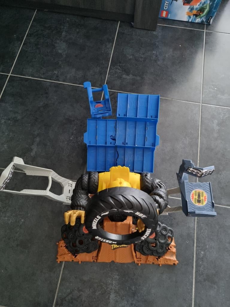 Gorille hot wheels, Enlèvement