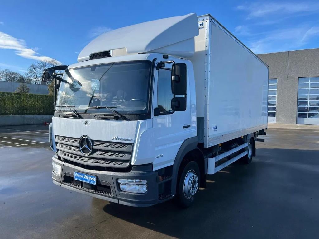 Mercedes-Benz ATEGO 1218 - LAADKLEP DHOLLANDIA 1.500 kg, Auto's, Vrachtwagens, Automaat, Achterwielaandrijving, Euro 6, 180 pk