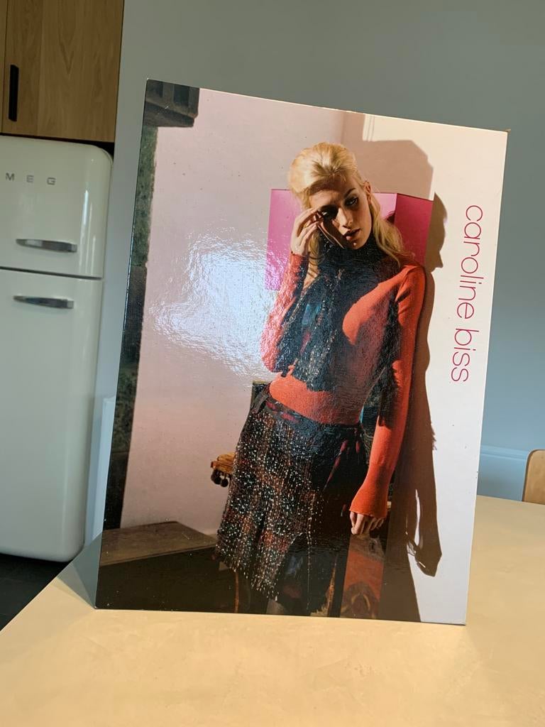 Enseigne publicitaire vintage Caroline Biss, Collections, Marques & Objets publicitaires, Enlèvement ou Envoi, Comme neuf, Panneau publicitaire