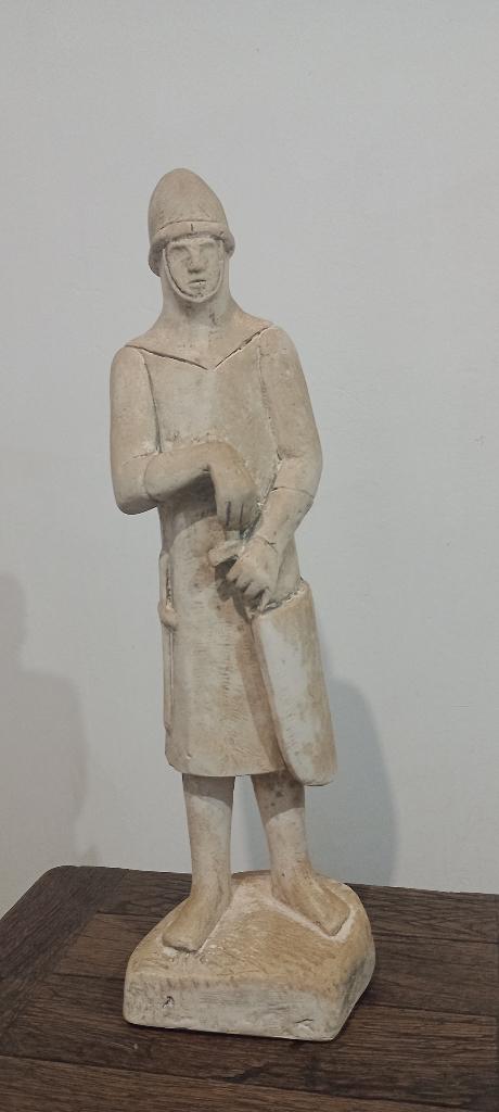 Albert AEBLY stenen riddersculptuur (Belgisch, 1897-1971), Antiek en Kunst, Ophalen of Verzenden, Scène, Beeld, Beige