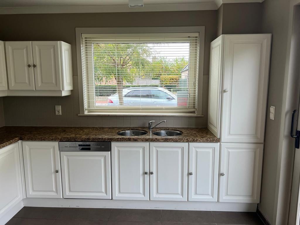 Volledige keuken met mooi natuursteen werkblad, Huis en Inrichting, Keuken | Complete keukens, Wit, Ophalen