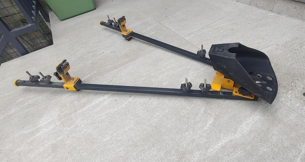 Porte-vélo universel pour barres de toit., Autos : Divers, Porte-bagages, Comme neuf, Enlèvement