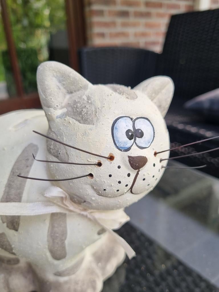 Spaarpot en beeld v poes, Ophalen