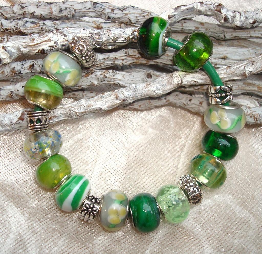 Leren armband met 18 bedels - maat naar wens, Ophalen of Verzenden, Nieuw, Leer, Met bedels of kralen