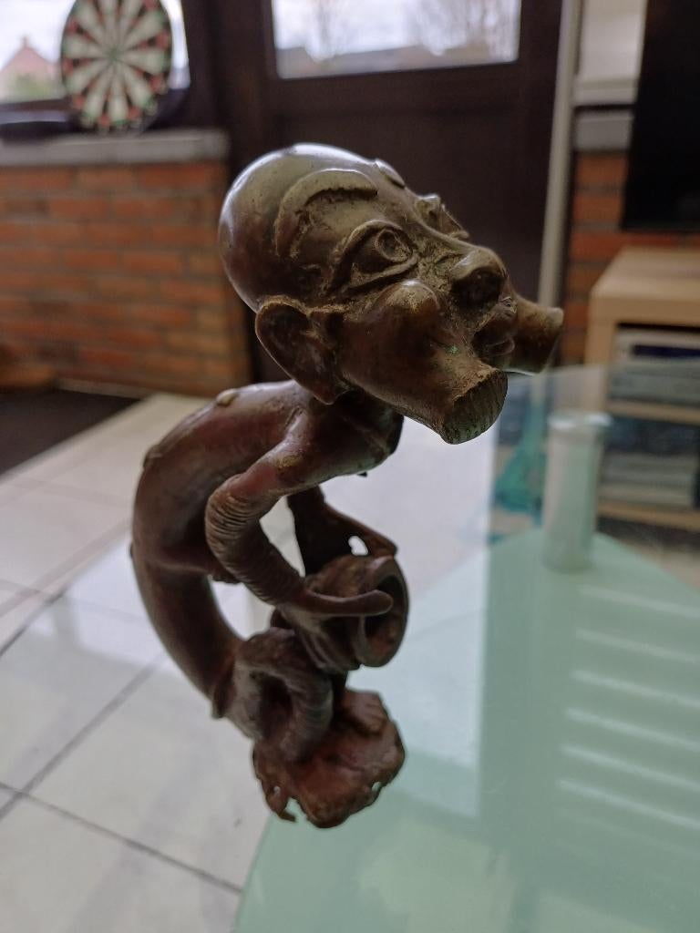 Afrikaans Bronzen beeldje, Ophalen