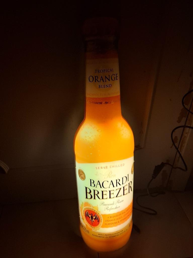 zeldzame Lichtreclame Bacardi Breezer, Verzamelen, Merken en Reclamevoorwerpen, Ophalen of Verzenden, Nieuw, Lichtbak of (neon) lamp