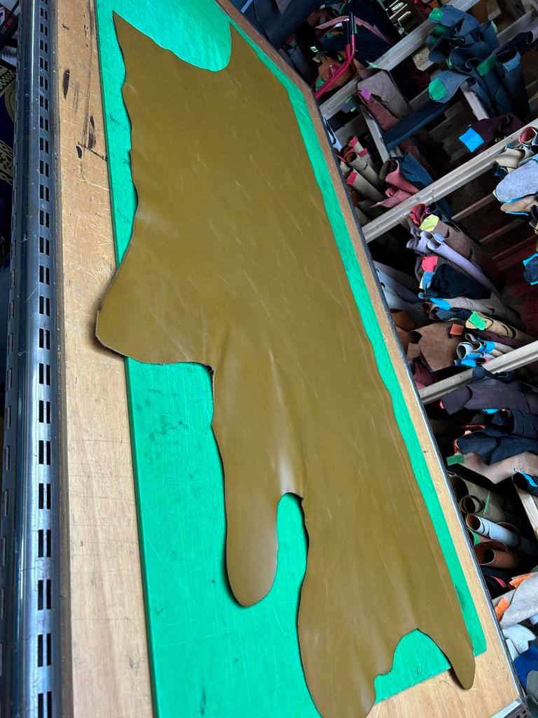 Olijf groen Kalfs halve huid 1,5 mm dikte iets stug&glad A51, Hobby en Vrije tijd, Ophalen of Verzenden, Groen