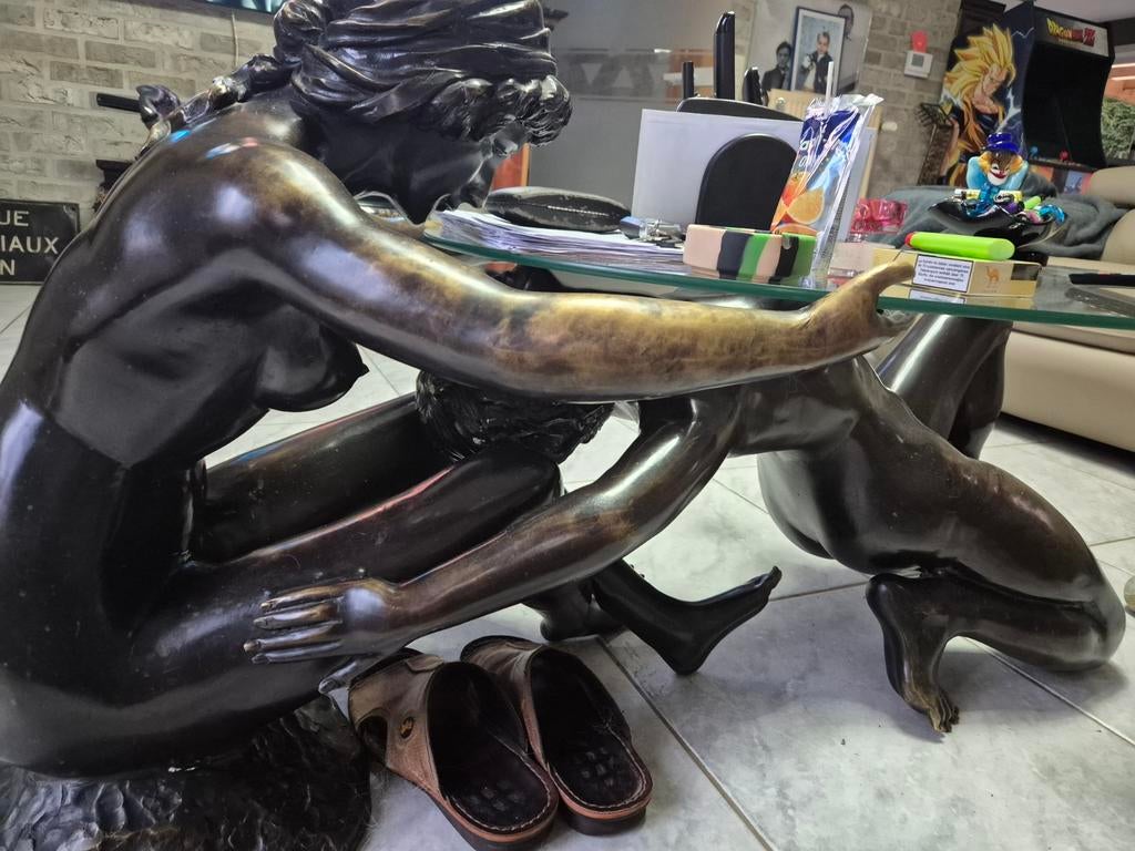 Table bronze, Enlèvement