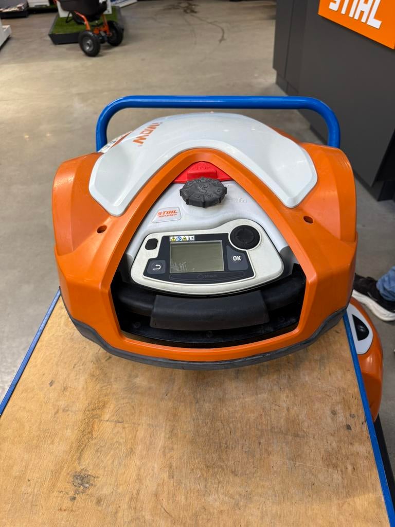 STIHL robotmaaier, Tuin en Terras, Robotmaaiers, Ophalen, Gebruikt, Meer dan 25 cm, Met regensensor