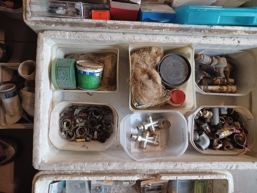 Doos met materiaal voor loodgieters: koppelstukken, vlas,..., Ophalen, Gebruikt