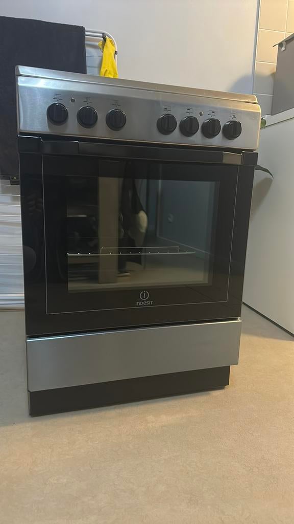 Indesit fornuis, Elektronische apparatuur, Ophalen, Zo goed als nieuw