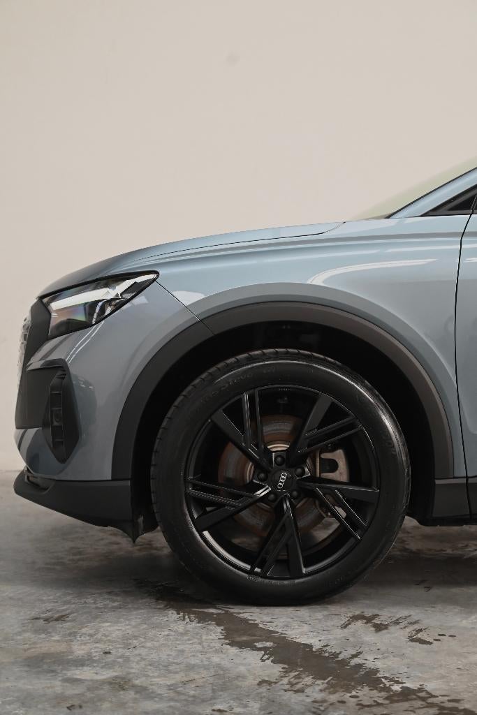 Audi Q4 Etron 45e Attraction 8000km 2024, Auto's, Audi, Zwart, Parkeersensor, SUV of Terreinwagen, Zilver of Grijs