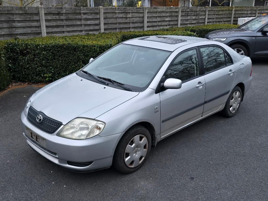 Toyota corolla 1.4 benzine sedan 2003 284000km - Trekhaak, Autos, Toyota, Argent ou Gris, Achat, Attache-remorque, Boîte manuelle
