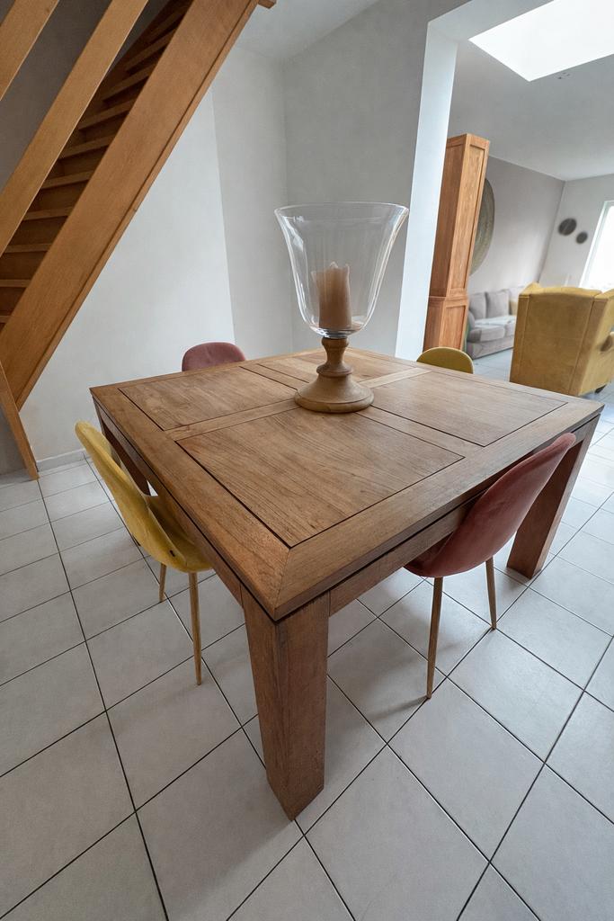 Roze en gele eettafel + stoel (4), Huis en Inrichting, Stoffering | Vloerbedekking, Ophalen, Gebruikt, Bruin, Overige typen