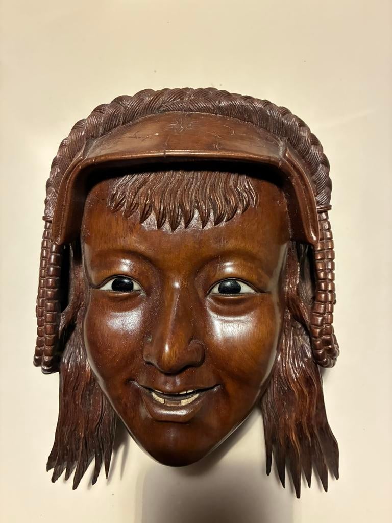 Masker in rozenhout, Ophalen