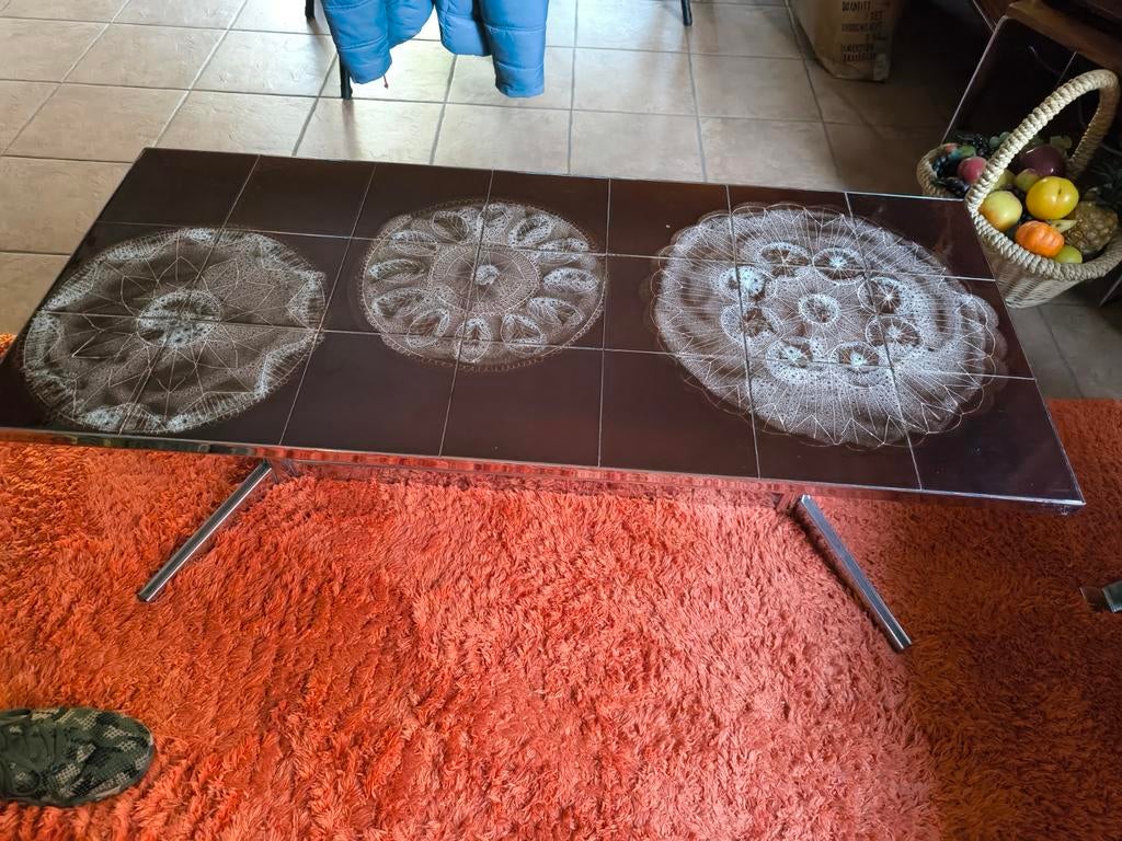 Retro bruine salontafel, tegels en blinkend onderstel, Huis en Inrichting, Ophalen