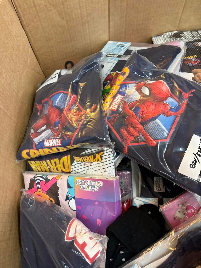 Grote partij 873 stuks  kleding en sloffen, Ophalen, Textiel