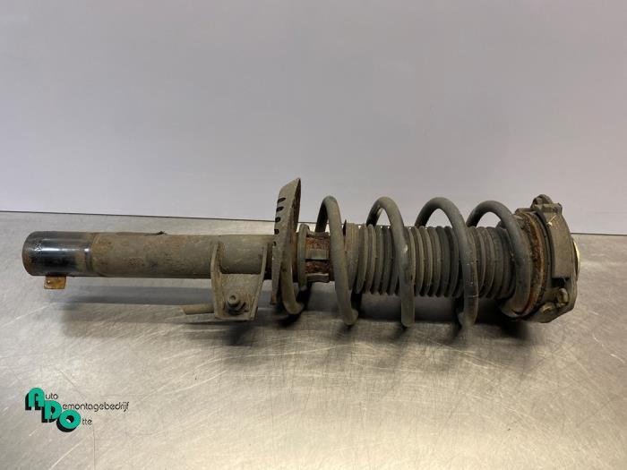 Schokdemperpoot rechts-voor van een Toyota Yaris (Yaris 1 02, Gebruikt, -, -, Ophalen of Verzenden