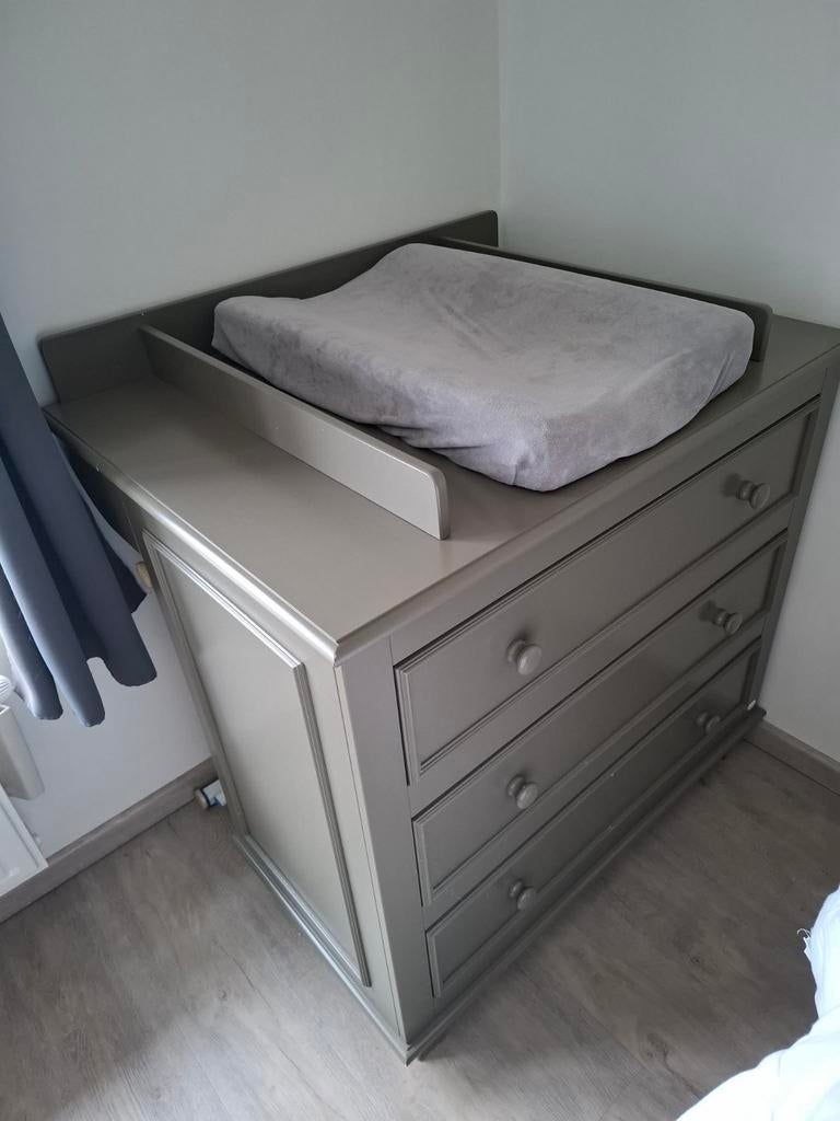 Chambre à coucher et baignoire table à langer, Enfants & Bébés, Armoire