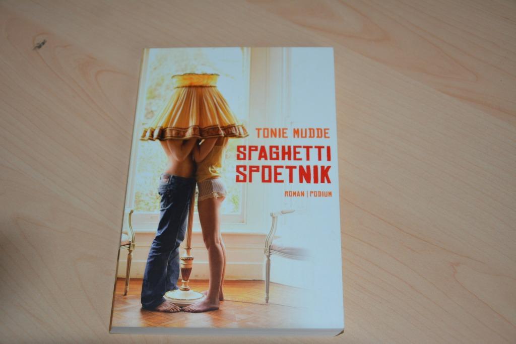 Bitterzoete roman Spaghetti Spoetnik, Ophalen of Verzenden, Zo goed als nieuw