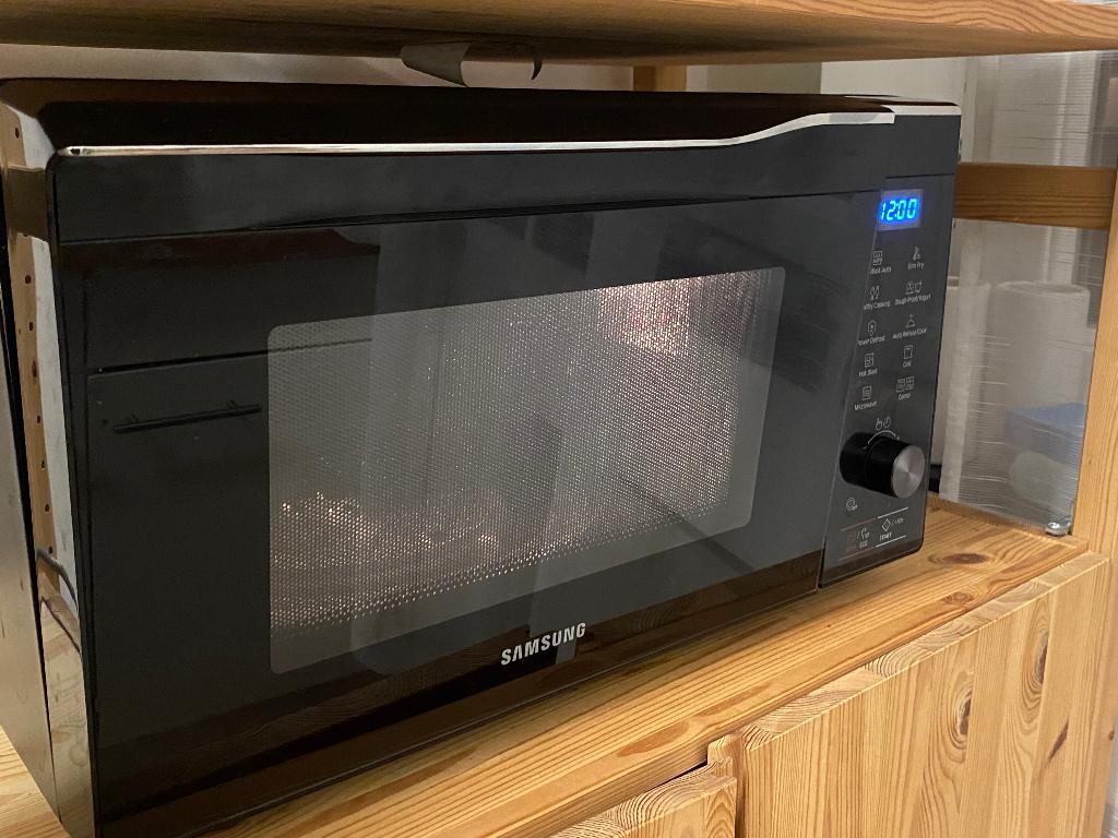 Four micro-ondes - micro-ondes + grill + chaleur tournante, Electroménager, Micro-ondes, Enlèvement ou Envoi, Croustillant, Comme neuf