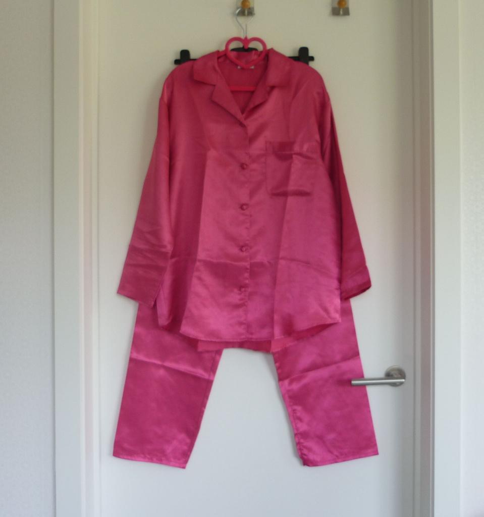 Fuchsia roze satijnen pyjama hemd en broek Maat 38, Enlèvement ou Envoi, Taille 38/40 (M)
