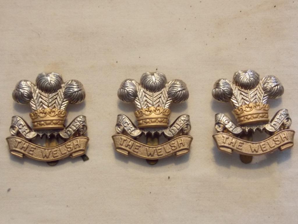 lot de 3 insigne de Casquette anglaise,  « The Welsh », Enlèvement ou Envoi, Armée de terre, Emblème ou Badge